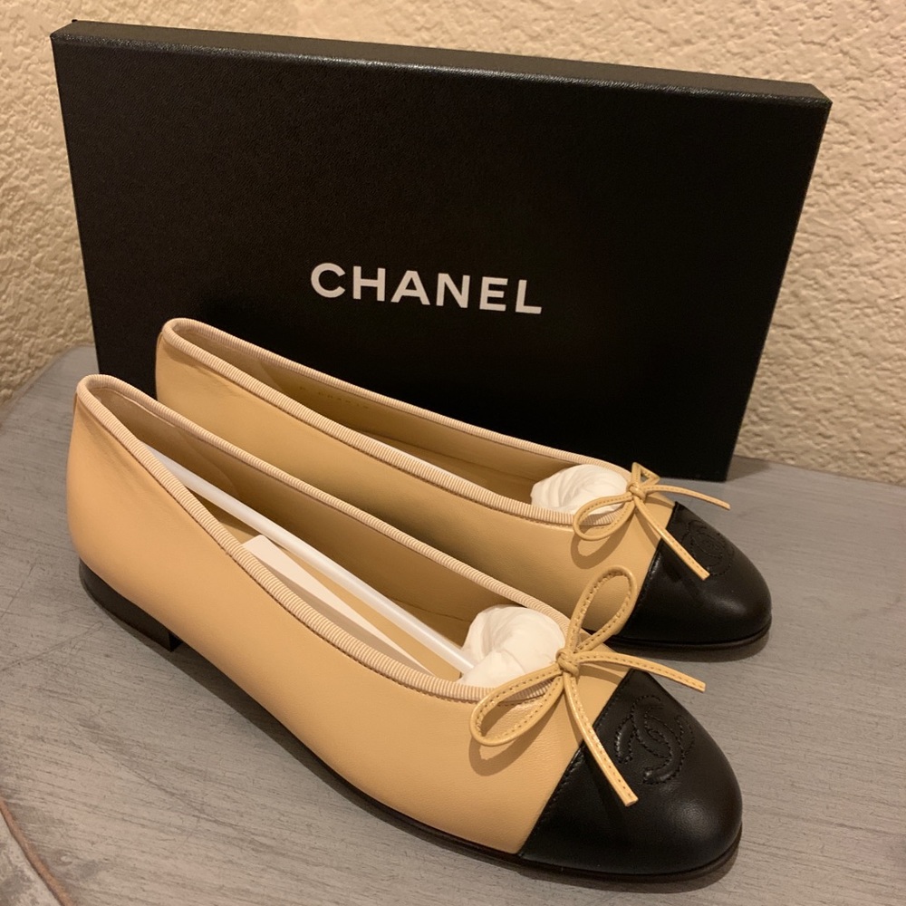 CHANEL Ballerinas Beige & Black